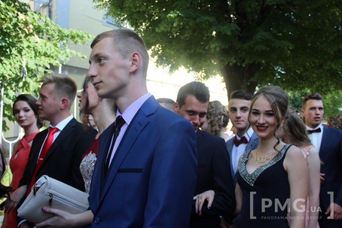 Випускники загальноосвітніх шкіл Мукачева пройшли ходою по місту  – 02