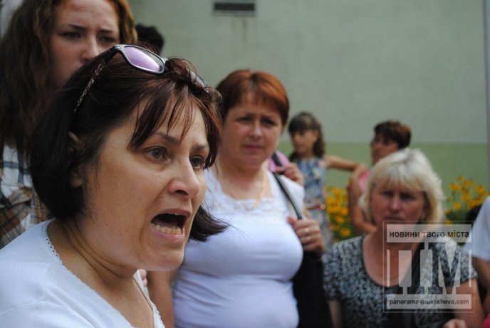 Сьогодні Мукачево мітингувало: сотні жінок перекрили дорогу та вимагали не забирати чоловіків у армію (ФОТО) – 18