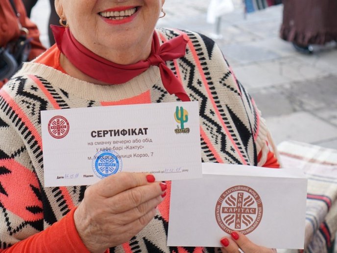 Салон краси просто неба: в Ужгороді зробили подарунок для людей похилого віку – 20 Салон краси просто неба: в Ужгороді зробили подарунок для людей похилого віку – 20