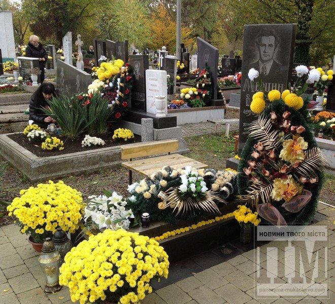 Мукачівці масово йдуть на могили рідних і близьких (ФОТО) – 06