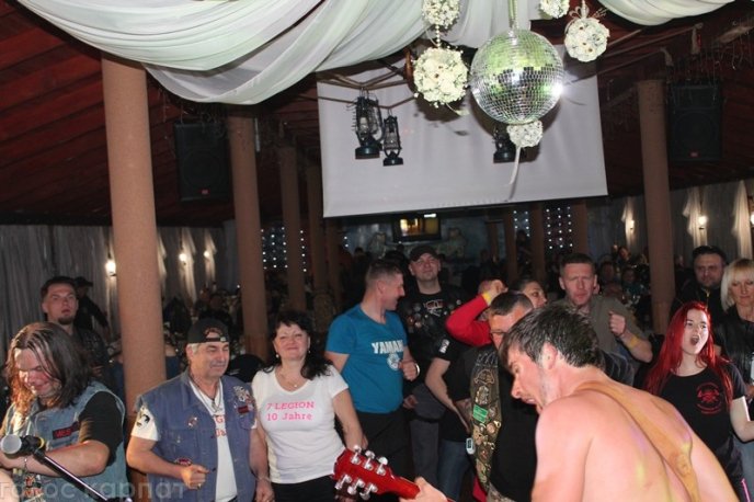 Гучна вечірка, стриптиз та салюти: як байкери в Мукачеві гуляли – 14