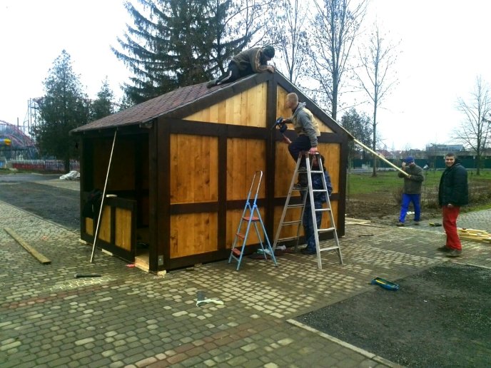 У Мукачеві почали монтувати будиночки для фестивалю "Червене вино" – 02