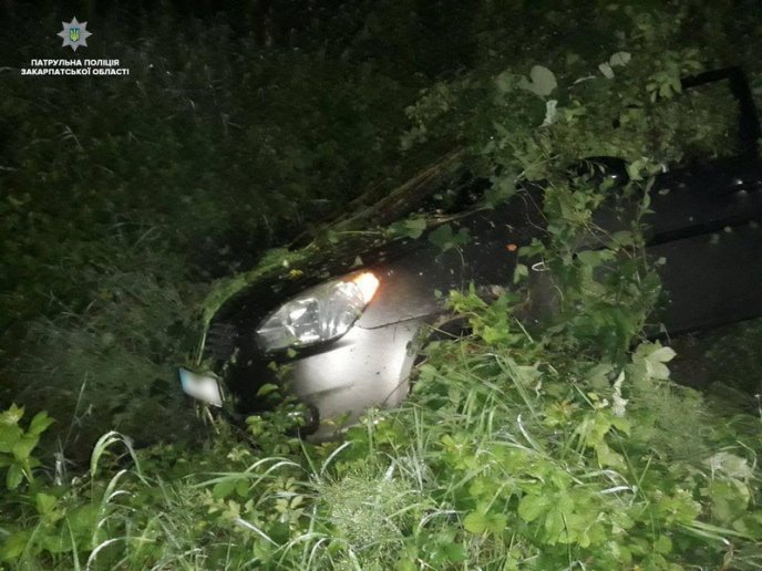 Чоловік скоїв аварію біля Мукачева, тікаючи від патрульних – 04