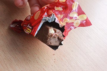 Мукачівка, куштуючи "президентські" цукерки, виявила хробаків – 01