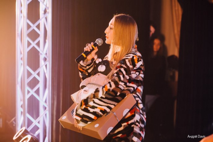 Мода заради життя: на Закарпатті відбувся ІІІ-й благодійний показ мод дизайнерки Роксолани Новак – 174