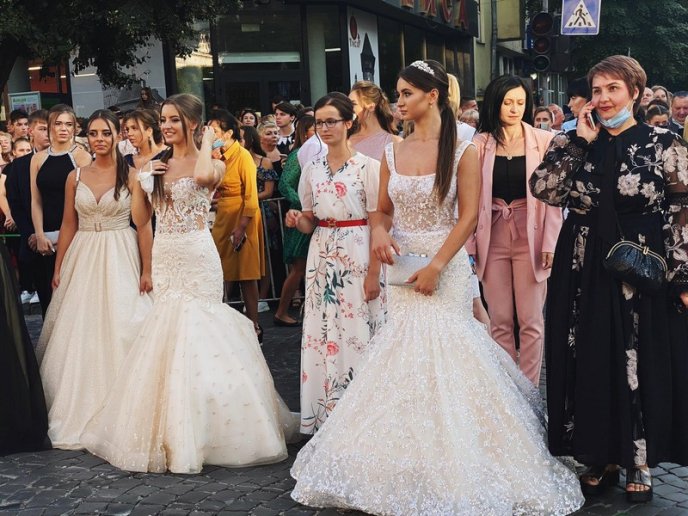 Парад випускників 2020: фото зі святкового дійства – 13