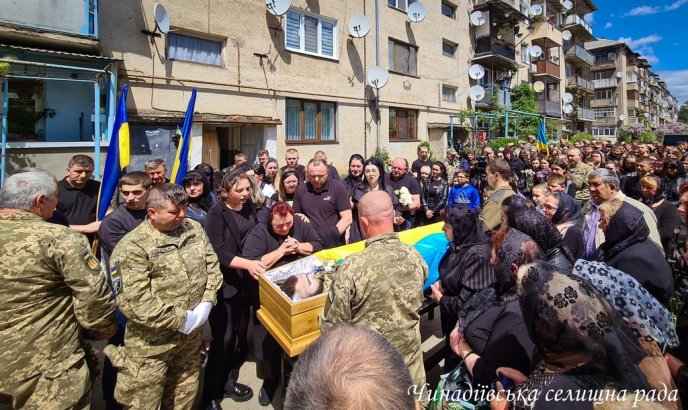 Воїну було лише 20 років: у Чинадієві поховали загиблого на війні Героя Володимира Гавріша – 09 Воїну було лише 20 років: у Чинадієві поховали загиблого на війні Героя Володимира Гавріша – 09