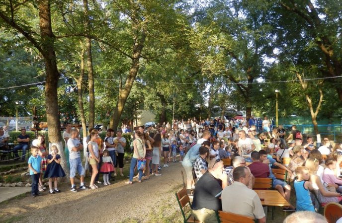 Розваги у басейні, концерт та вечірня дискотека: в центральному парку Іршави влаштували гуляння – 02 Розваги у басейні, концерт та вечірня дискотека: в центральному парку Іршави влаштували гуляння – 02