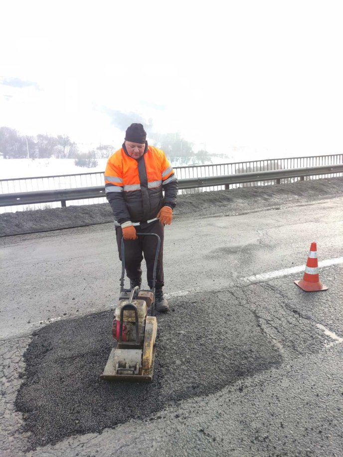 Ремонт дороги на Закарпатті