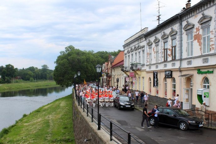 В Ужгороді з нагоди Міжнародного дня танцю відбувся концерт та танцювальний флешмоб – 06