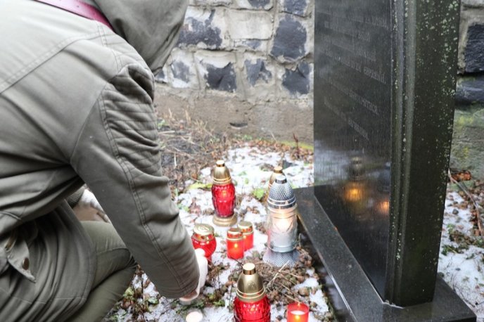 У Мукачеві відбувся мітинг-реквієм та вшанування пам’яті жертв Голокосту – 04 У Мукачеві відбувся мітинг-реквієм та вшанування пам’яті жертв Голокосту – 04