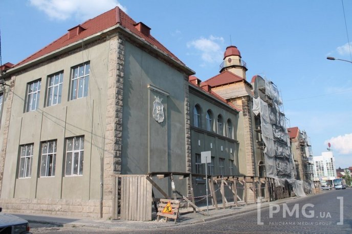 У Мукачеві триває реконструкція колишнього Будинку офіцерів – 06