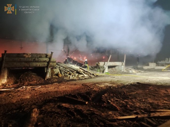 Рано-вранці спалахнула пожежа на одному з підприємств Закарпаття – 04