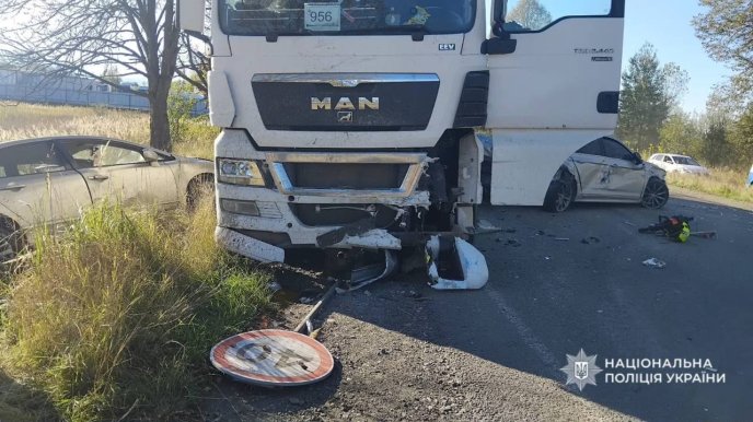 Вантажівка протаранила 4 автівки на блокпосту: поліція показала фото понівечених машин – 02