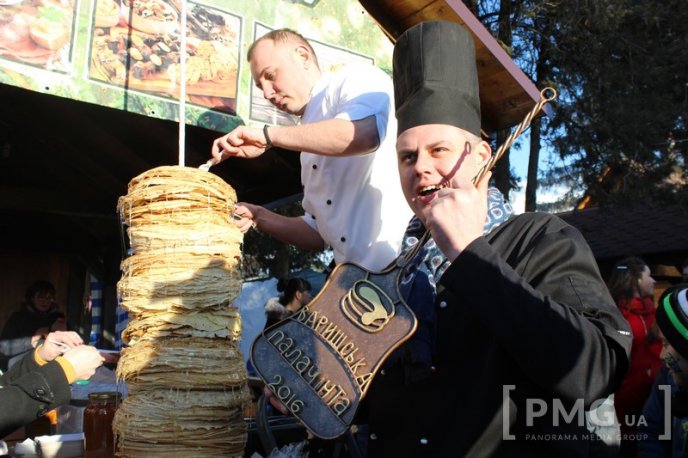 На "Варишській палачінті" у Мукачеві встановили найбільшу вежу з млинців на Закарпатті – 07