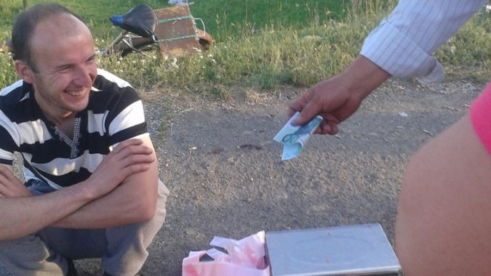 Дорогу із Мукачева до Хуста встелили "банкнотами" номіналом 500 євро – 04