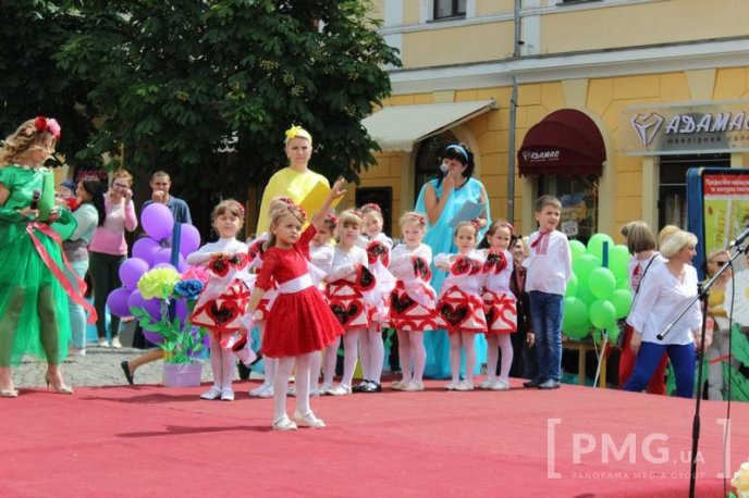 Центр Мукачева перетворився на великий концертний майданчик – 03