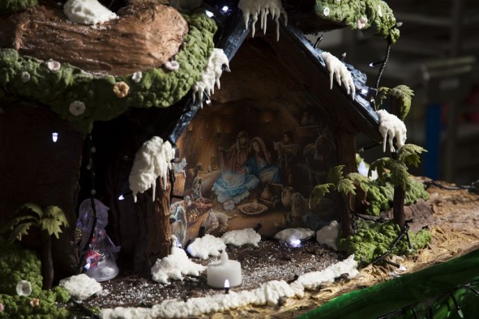 Кондитерський дім "Bondarenko" виготовив дві святкові скульптури: ялинку та Різдвяну гірку – 12