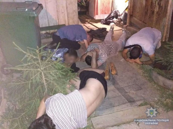 Поліція виявила наркопритон: усі подробиці – 05