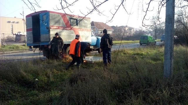 В Ужгороді почали демонтовувати незаконні рекламоносії – 01