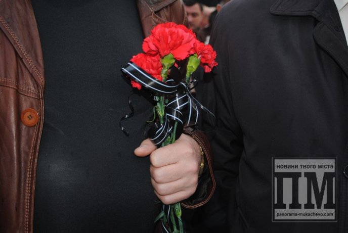 Мукачівці помолились за невинних жертв Голодомору 1932-33-х років (ФОТОРЕПОРТАЖ) – 04 Мукачівці помолились за невинних жертв Голодомору 1932-33-х років (ФОТОРЕПОРТАЖ) – 04