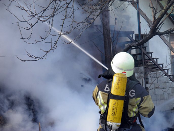 Ужгородські рятувальники ліквідували пожежу на території приватного господарства – 03