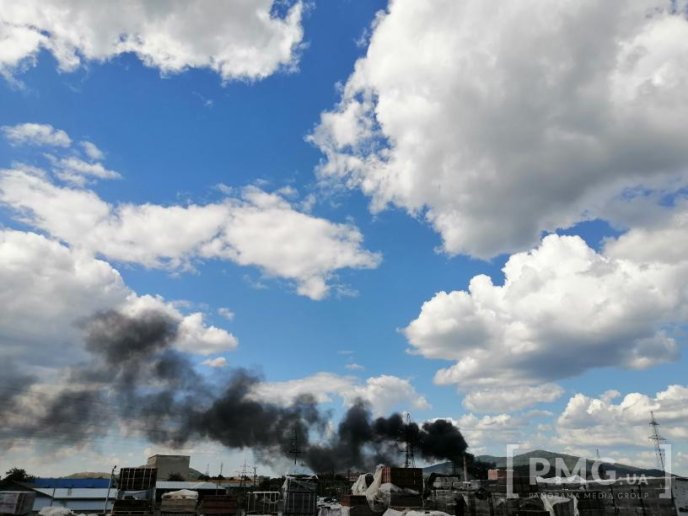 Клуби чорного диму видно в усіх мікрорайонах: що коїться в Мукачеві – 05
