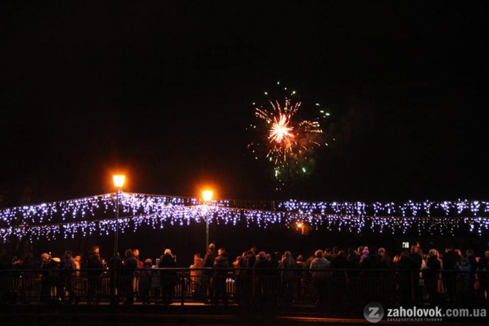 Ужгород зустрів Новий 2019 рік святковими феєрверками  – 02