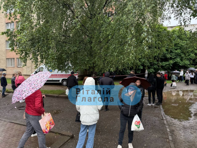 В Ужгороді студент вистрибнув із шостого поверху гуртожитку – 01 Фото — Віталій Глагола