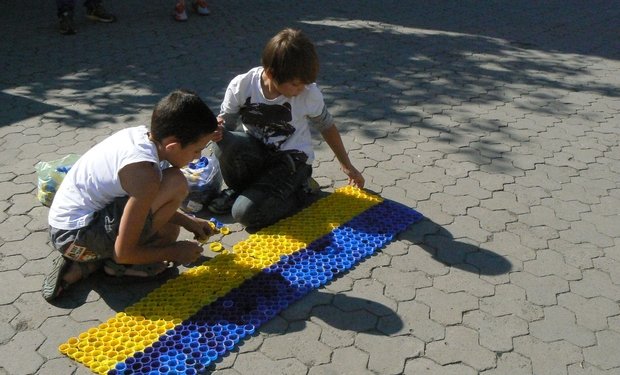 У центрі Ужгорода з кришок утворили прапор України – 06 У центрі Ужгорода з кришок утворили прапор України – 06