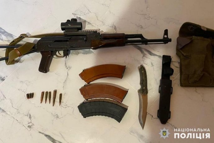 Обшуки у закарпатському селі: правоохоронці навідались до очільника злочинної банди – 05