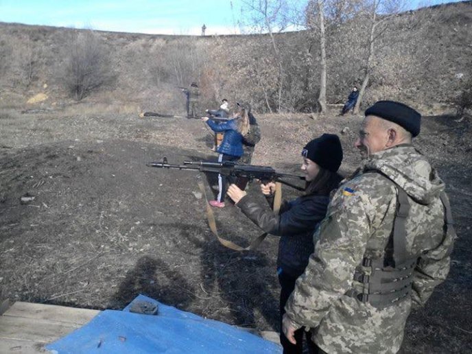 Бійці 128-ї бригади дали школярам постріляти із автомату, кулемету та пістолету – 01