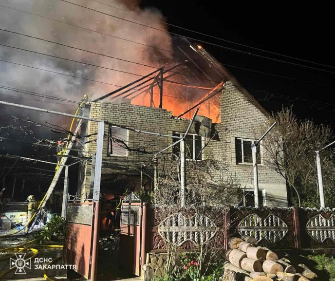 Вночі на Закарпатті 14 вогнеборців гасили масштабну пожежу – 02