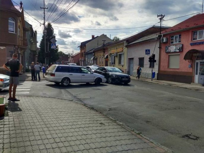 На перехресті вулиць Миру та Івана Франка у Мукачеві зіткнулись дві іномарки – 02