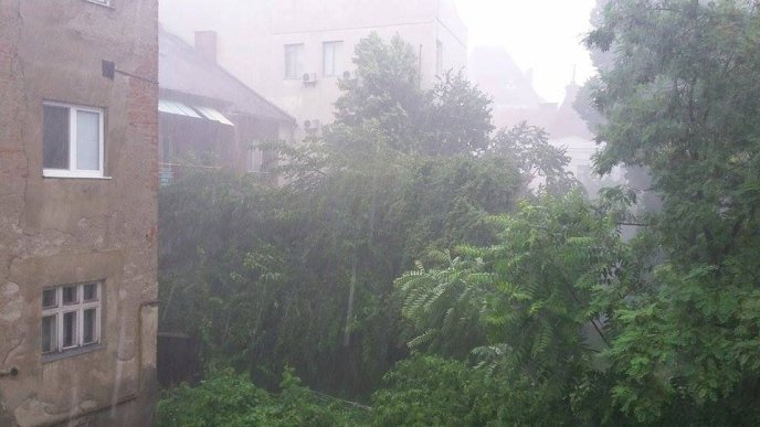 В Ужгороді паде дощ з градом – 01