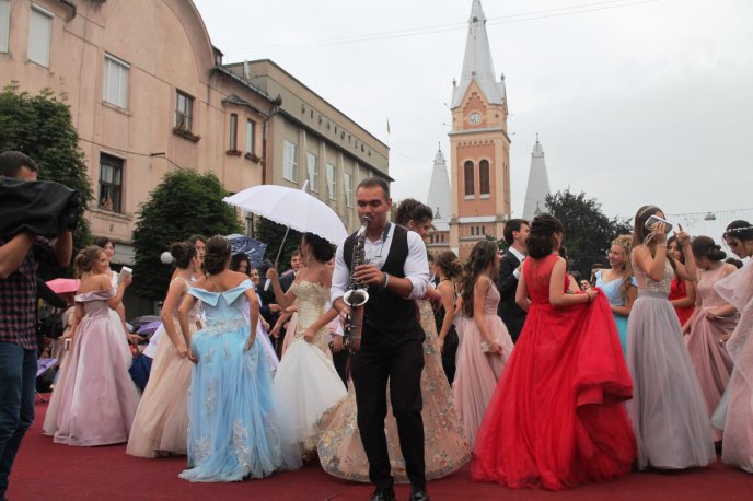 Випускники Мукачева станцювали прощальний вальс – 01