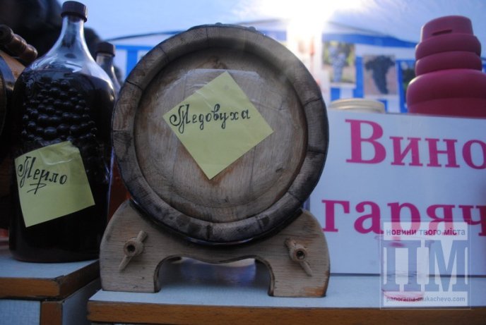 Сьогодні у центрі Мукачева неофіційно стартував фестиваль "Червене вино" (ФОТОРЕПОРТАЖ) – 03