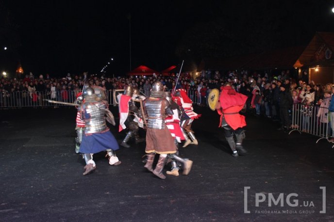 Яскраве святкування Дня святого Мартина у Мукачеві: парад ліхтариків, лицарські бої та вогняне шоу – 98 Яскраве святкування Дня святого Мартина у Мукачеві: парад ліхтариків, лицарські бої та вогняне шоу – 98