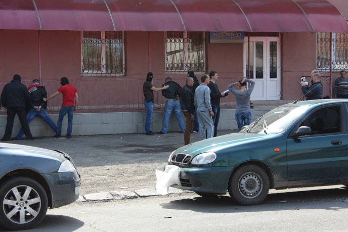 У Мукачеві в мікрорайоні "Паланок" спецпризначенці затримали двох міліціонерів-хабарників (ФОТО) – 02 У Мукачеві в мікрорайоні "Паланок" спецпризначенці затримали двох міліціонерів-хабарників (ФОТО) – 02