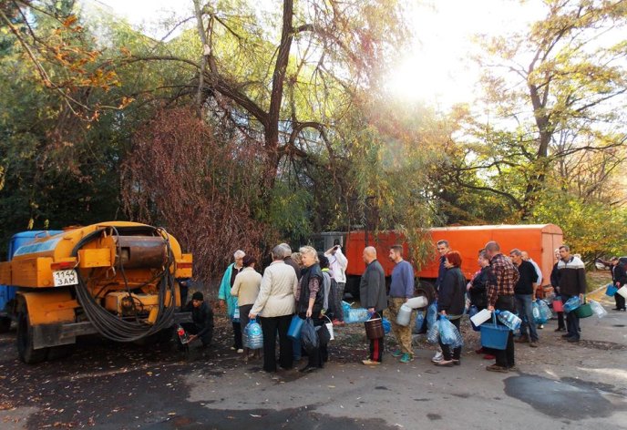 Черги за водою у Мукачеві: люди обурені та жаліються на владу – 06