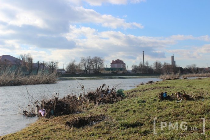 Січнева велика вода залишила по собі купу сміття на берегах Латориці – 10 Січнева велика вода залишила по собі купу сміття на берегах Латориці – 10