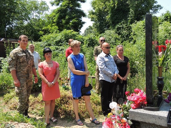 У річницю з Дня смерті бійця АТО Роланда Поповича у Берегові провели панахиду – 03