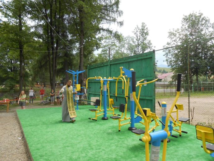 У столиці Гуцульської республіки відкрили спортмайданчик із більше десятком різних тренажерів – 08