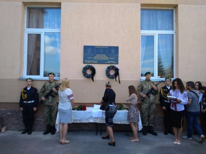 У Мукачеві встановили меморіальну дошку загиблим в АТО прикордонникам – 03