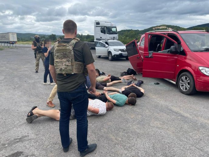 Чоловіків привозили у Мукачево: поліція затримала злочинне угруповання – 01