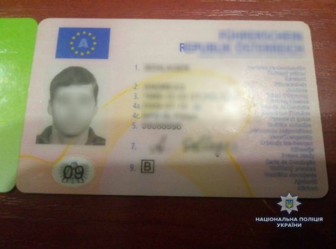 Нічний грабіж: троє зловмисників напали на чоловіка – 03