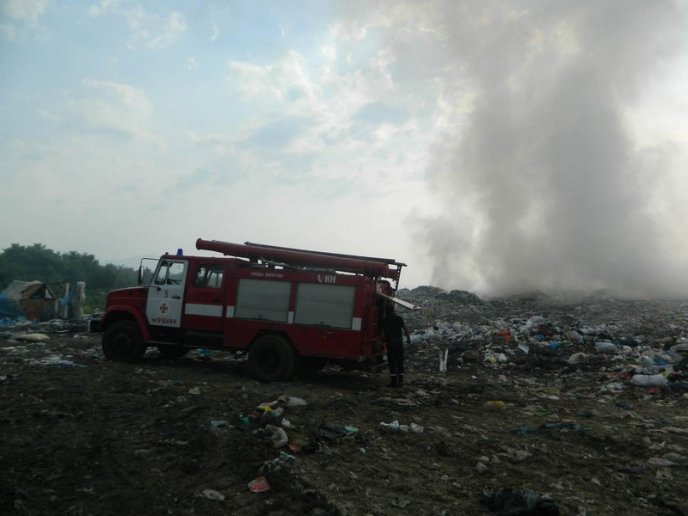 На Закарпатті зайнялось сміттєзвалище: пожежники зранку намагаються приборкати вогонь – 03
