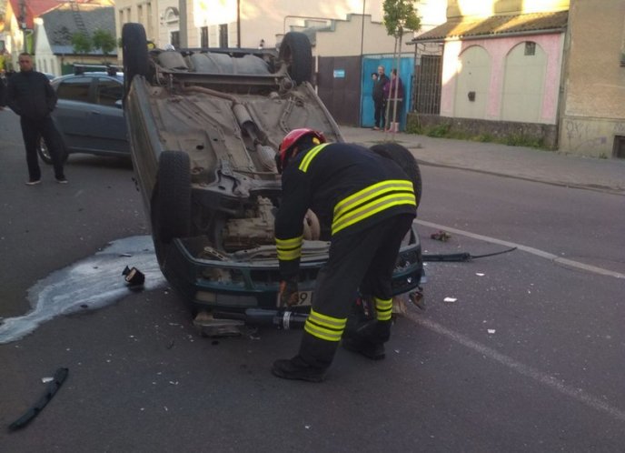 Рятувальники визволяли водія із потрощеної машини – 03