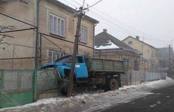 У Виноградові вночі вантажівка влетіла в огорожу – 02