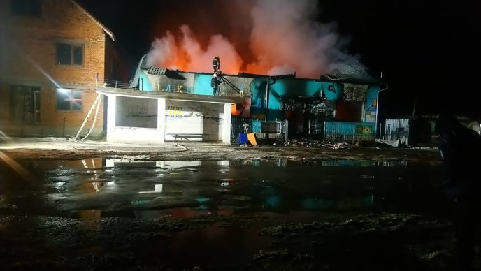 На Закарпатті згорів двоповерховий меблевий магазин, – соцмережі – 09 На Закарпатті згорів двоповерховий меблевий магазин, – соцмережі – 09
